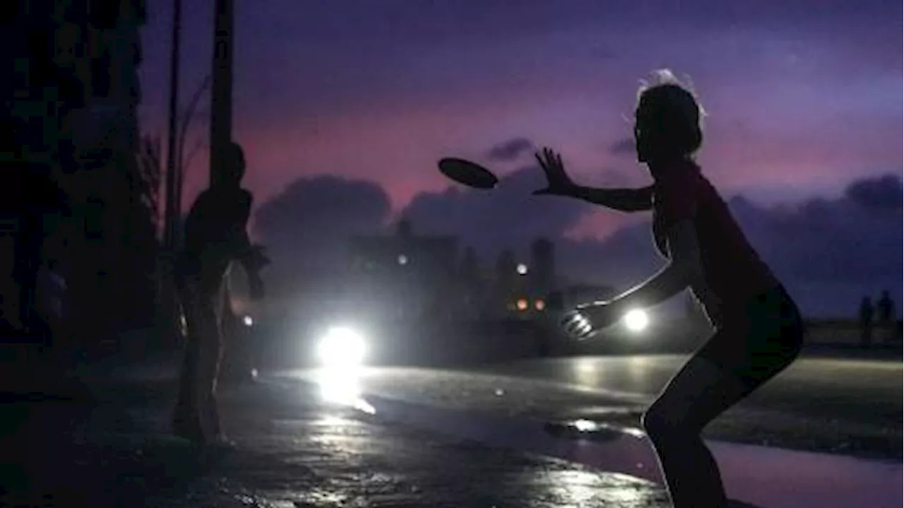 Cuba blackouts: Protesters bang pots as nation slowly restores power