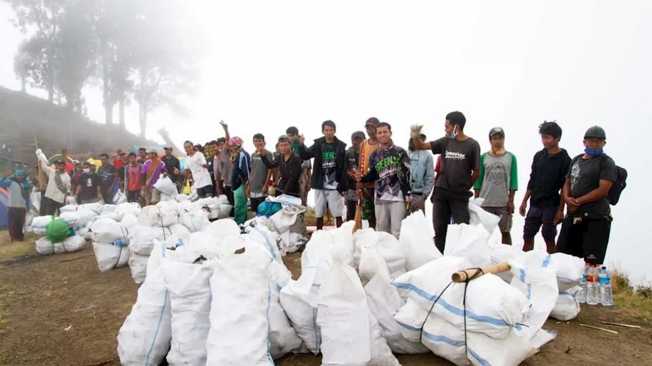 Mendaki Rinjani, Memungut 1,6 Ton Sampah Pendaki