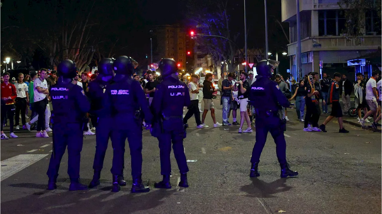 Aficionados del Valencia provocan graves disturbios en Mestalla tras otra derrota