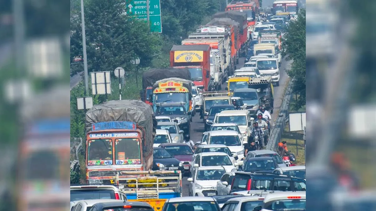 धान की लिफ्टिंग न होने पर किसानों का हल्लाबोल, हाईवे पर दिया धरना; 6 घंटे जाम में फंसे लोग