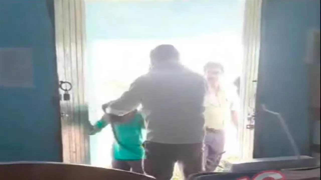 Principal Viral Video: प्रिंसिपल की हैवानियत, बच्चों को पीटने का वीडियो वायरल; महिला शिक्षकों के सामने...