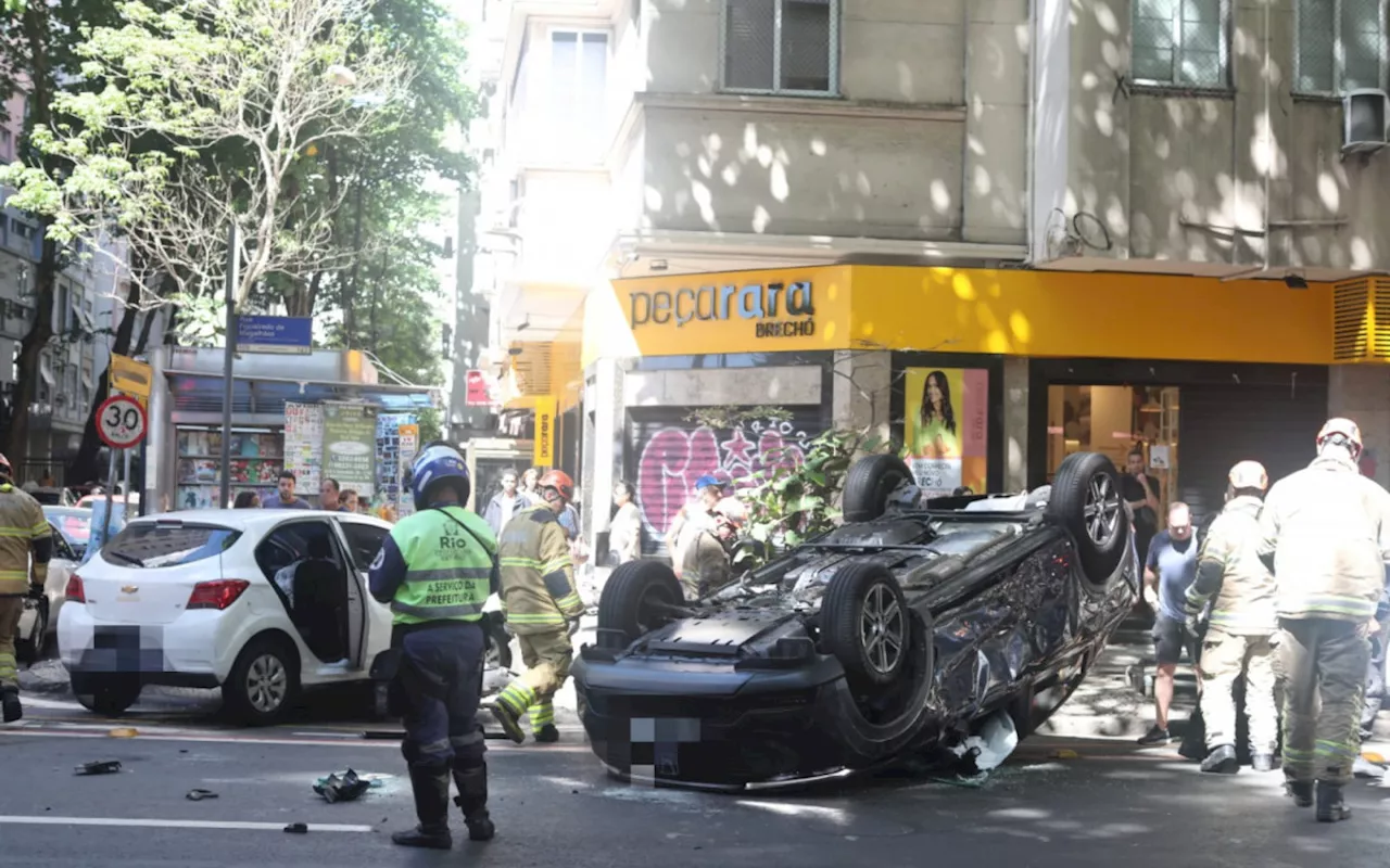 Carro capota após colisão e deixa um ferido em Copacabana