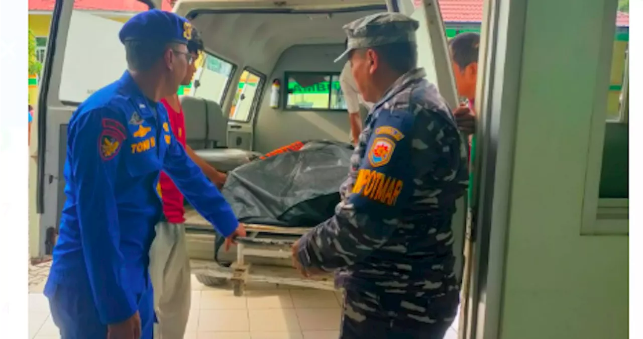 Prajurit TNI AL Mengevakuasi Jenazah Seorang Nelayan di Perairan Karimun Anak Riau