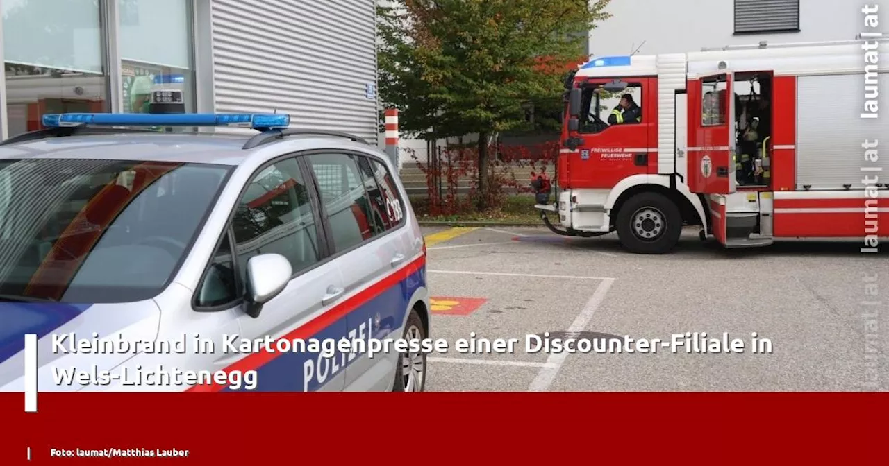 Kleinbrand in Kartonagenpresse einer Discounter-Filiale in Wels-Lichtenegg