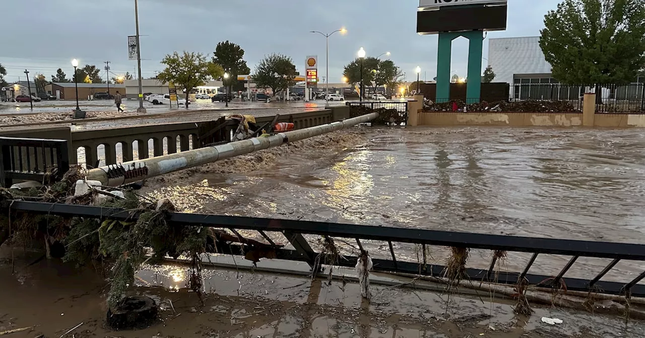 Autoridades de Nuevo México rescatan a cientos de personas tras inundaciones que dejaron 2 muertos