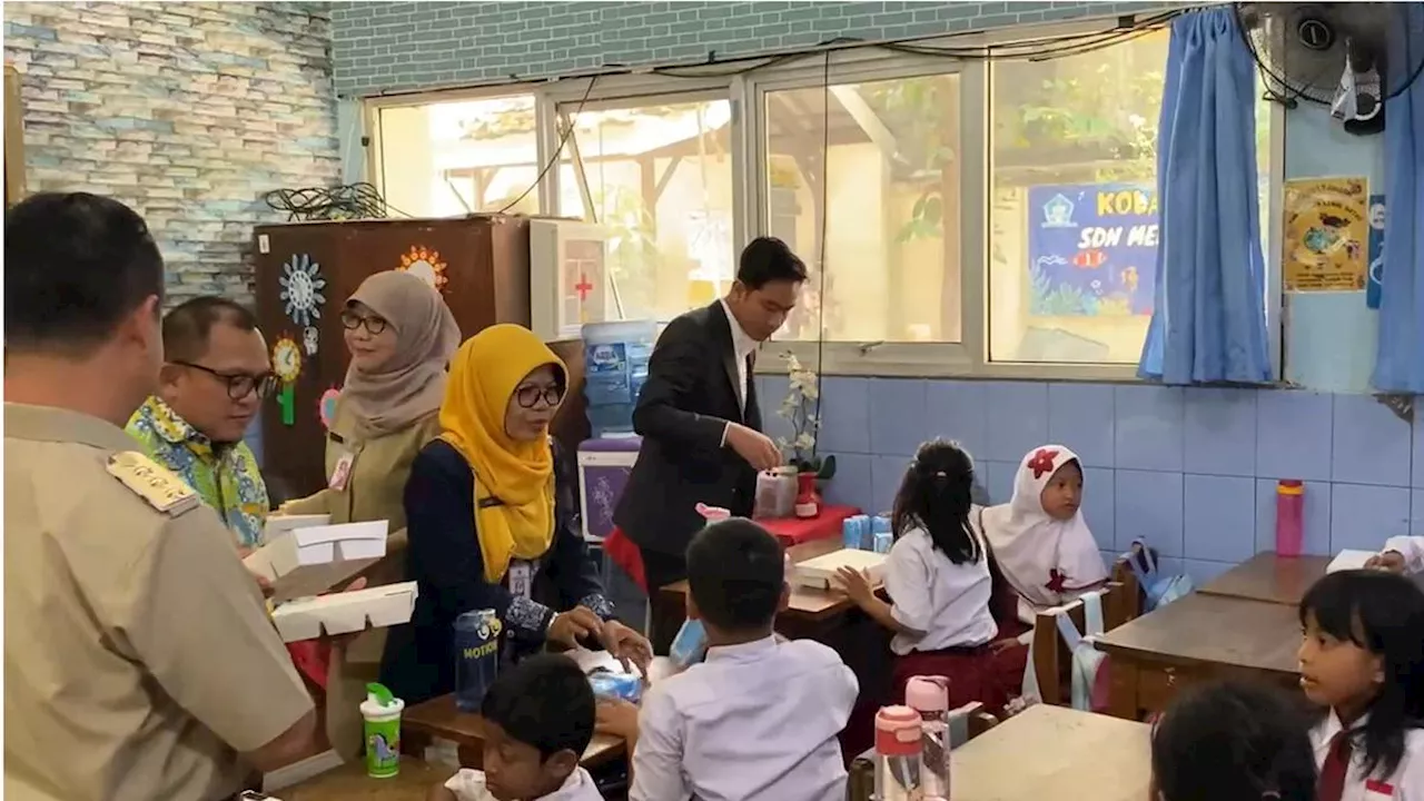 Wapres Gibran Bagikan Makan Bergizi Gratis di SDN 03 Menteng, Jakarta