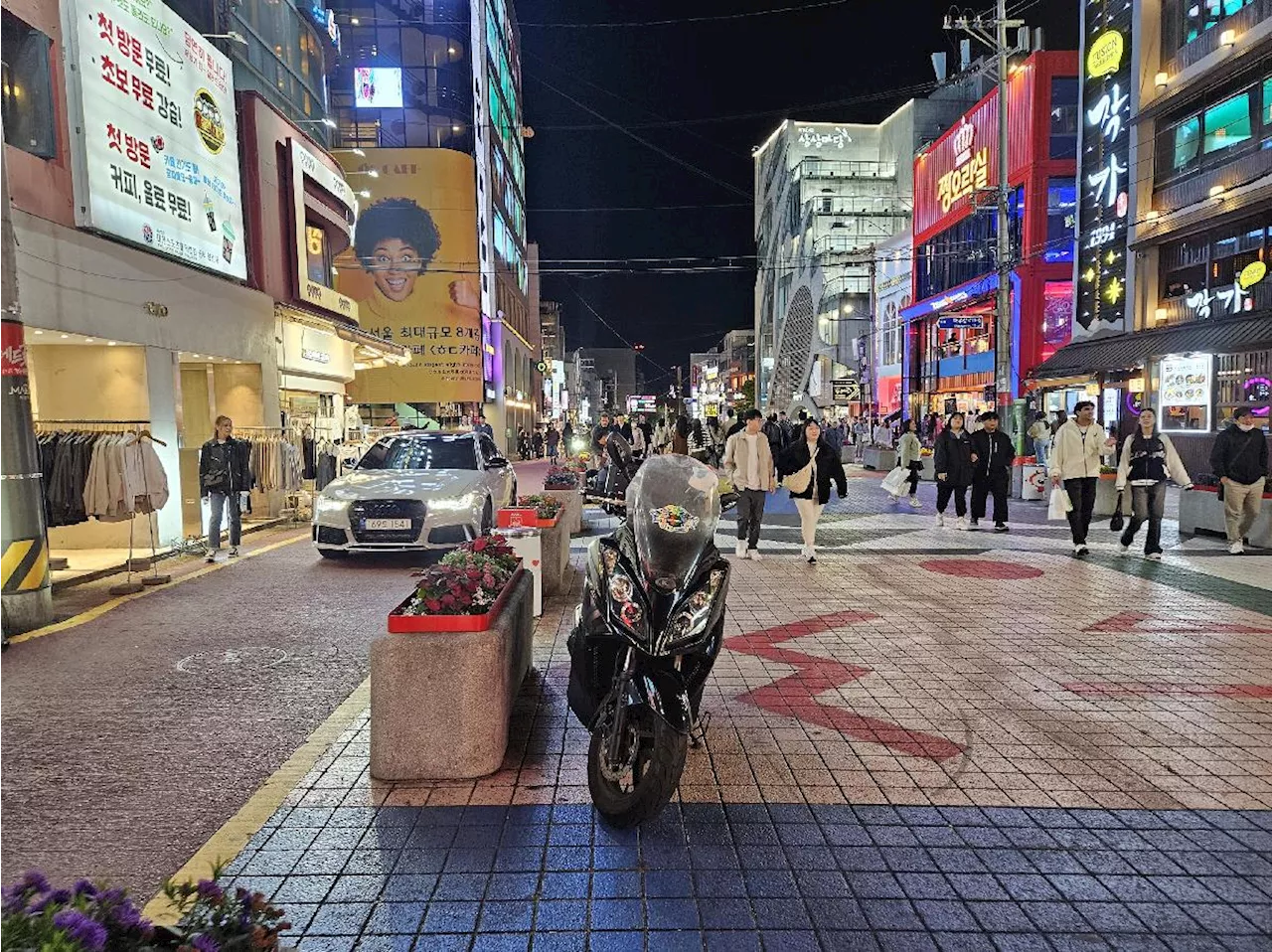 “참사 또 터질라”…인파 빼곡한 골목에 불법주차, 안전 사라진 홍대·성수 밤거리