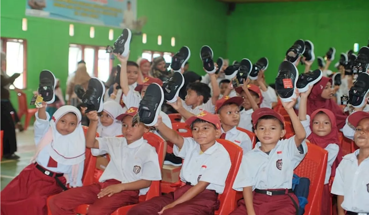 Ratusan Anak Sekolah Dasar di Tiga Desa Morowali Utara Dapat Paket Sepatu