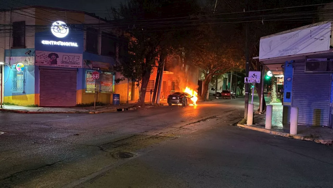 Se incendia auto en calles del centro de Monterrey; no reportan heridos