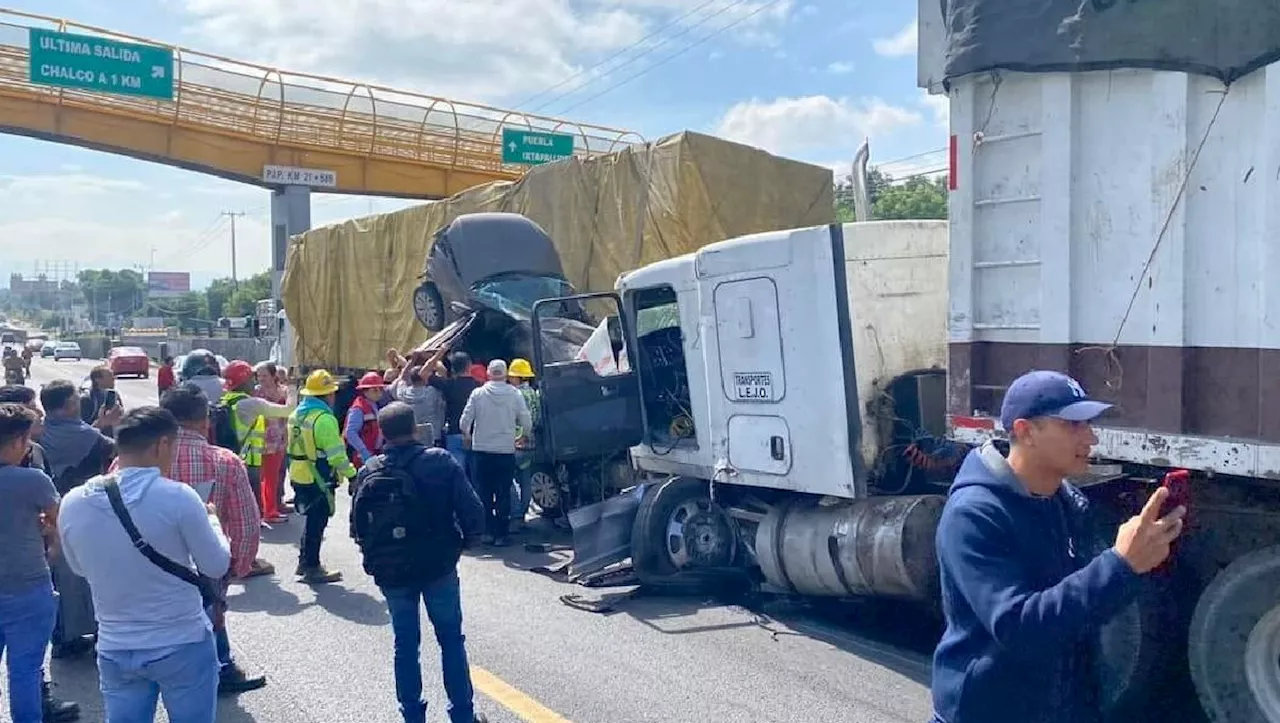 Tráiler se queda sin frenos y genera choque múltiple en la México-Puebla; hay 11 heridos