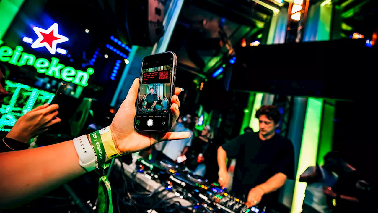 La triquiñuela de Heineken para dejar fuera de juego a los smartphones en los conciertos