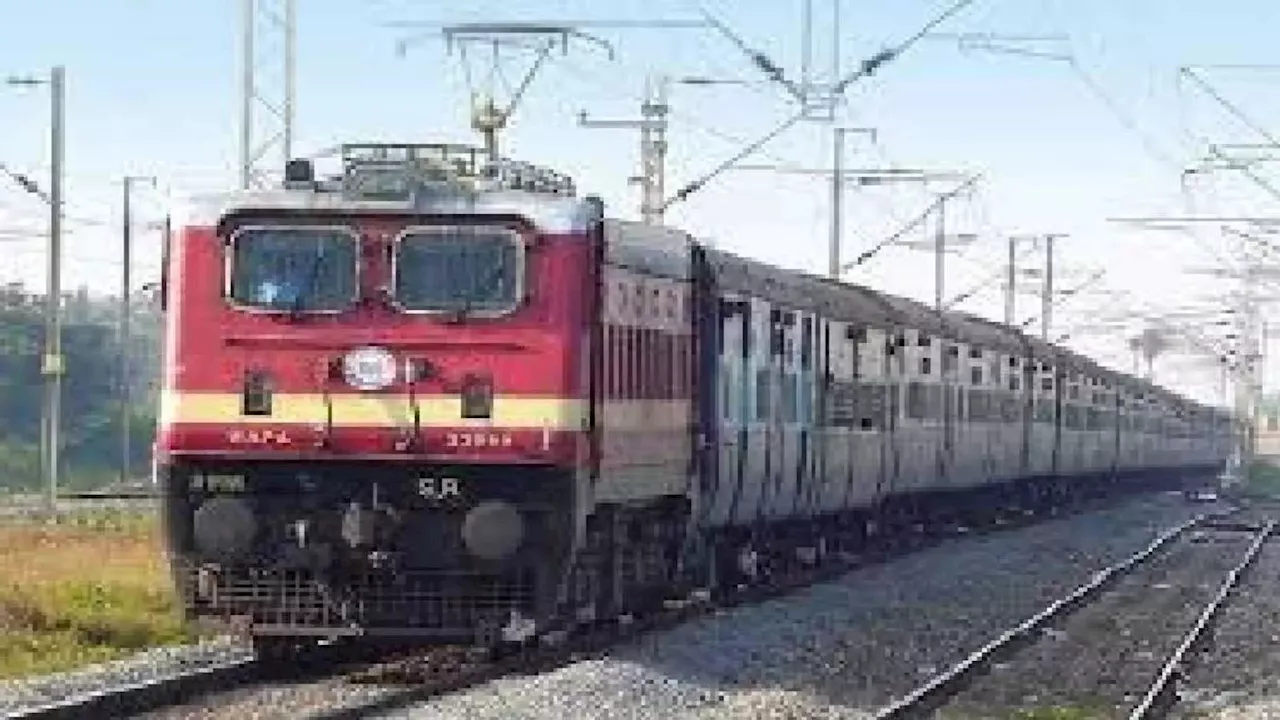 Train News: ओडिशा में दाना का कहर, रेलवे ने लिया बड़ा फैसला, बिहार-झारखंड और यूपी के भी हजारों यात्री होंगे प्रभावित