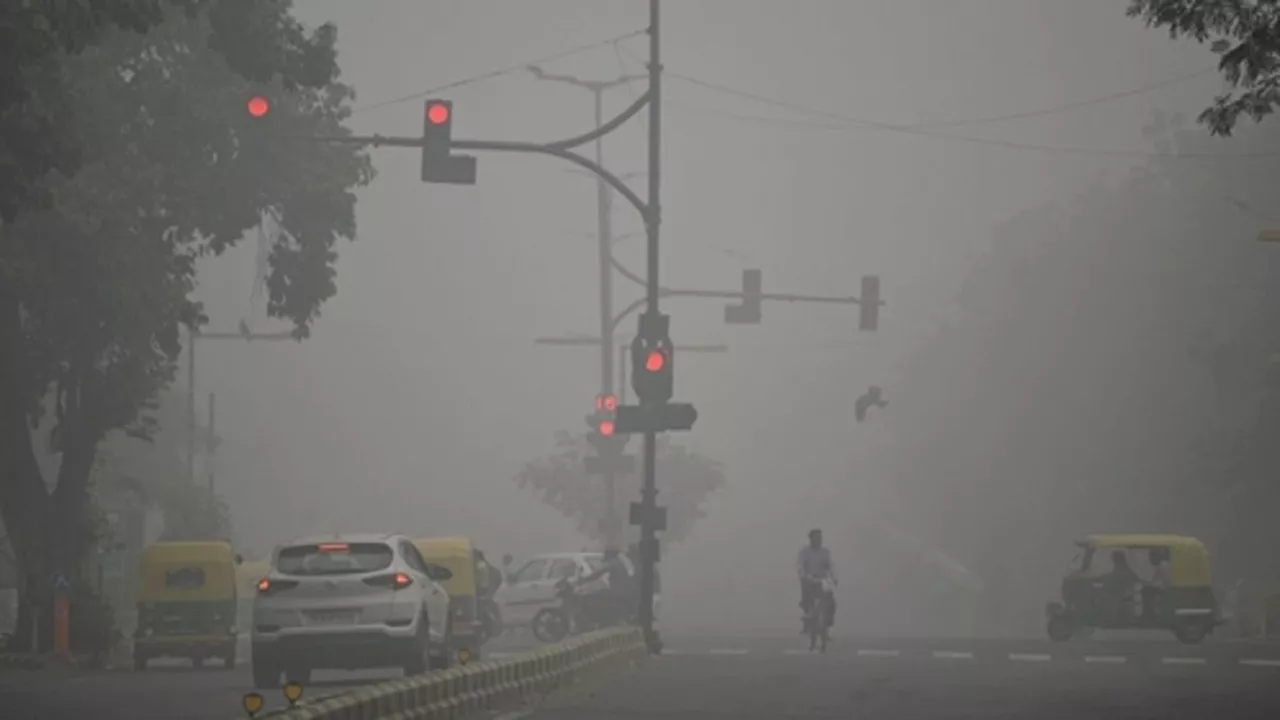 Delhi Air Pollution: दिल्ली की हवा में घुटने लगा दम, कई इलाकों में AQI पहुंचा 300 के पार