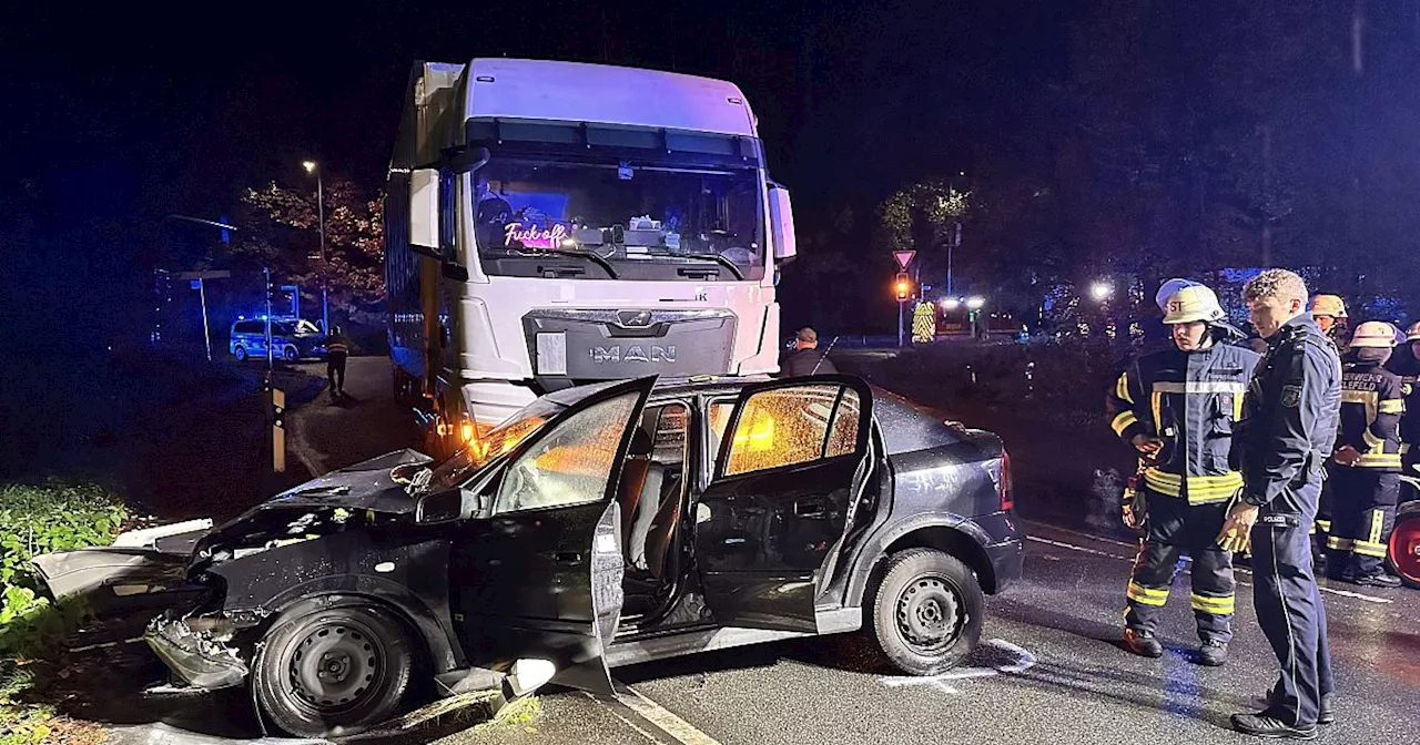 Bielefelder Autofahrer (22) prallt frontal auf Lkw – drei Schwerverletzte