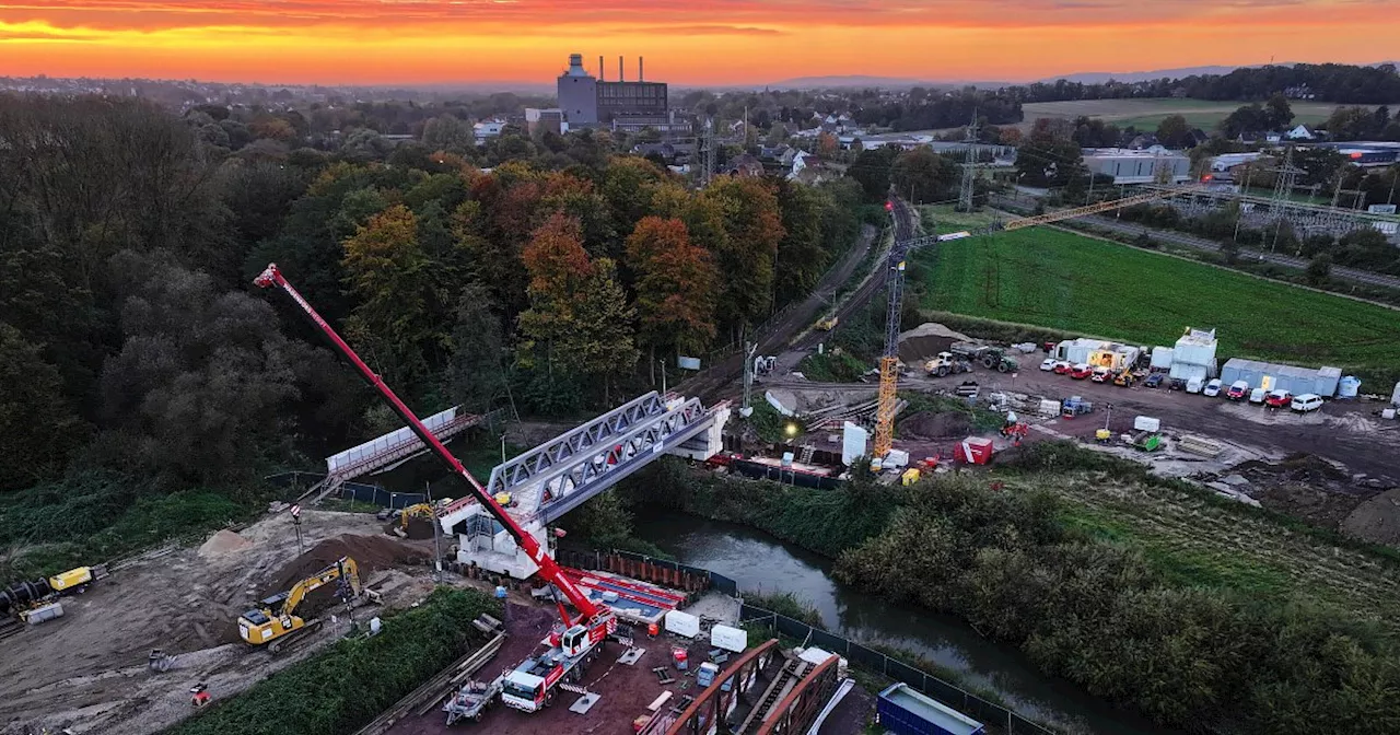 Spektakulär: Neue Bahnbrücke bei Kirchlengern wurde verschoben