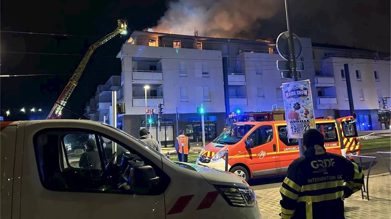 Un immeuble en feu près d’Angers : une cinquantaine de personnes évacuées, les pompiers sur place