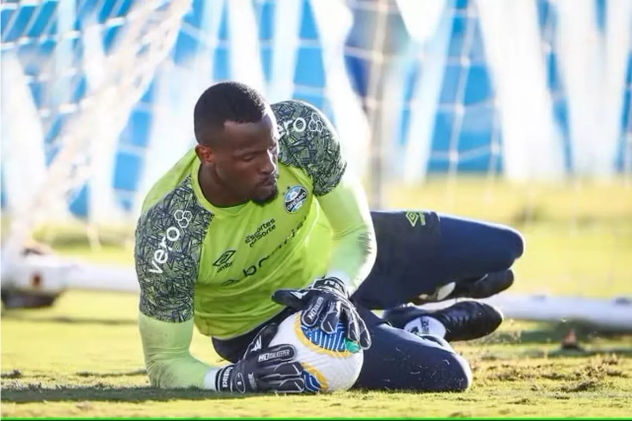 Goleiro do Grêmio pede desculpas por acertar objeto em criança