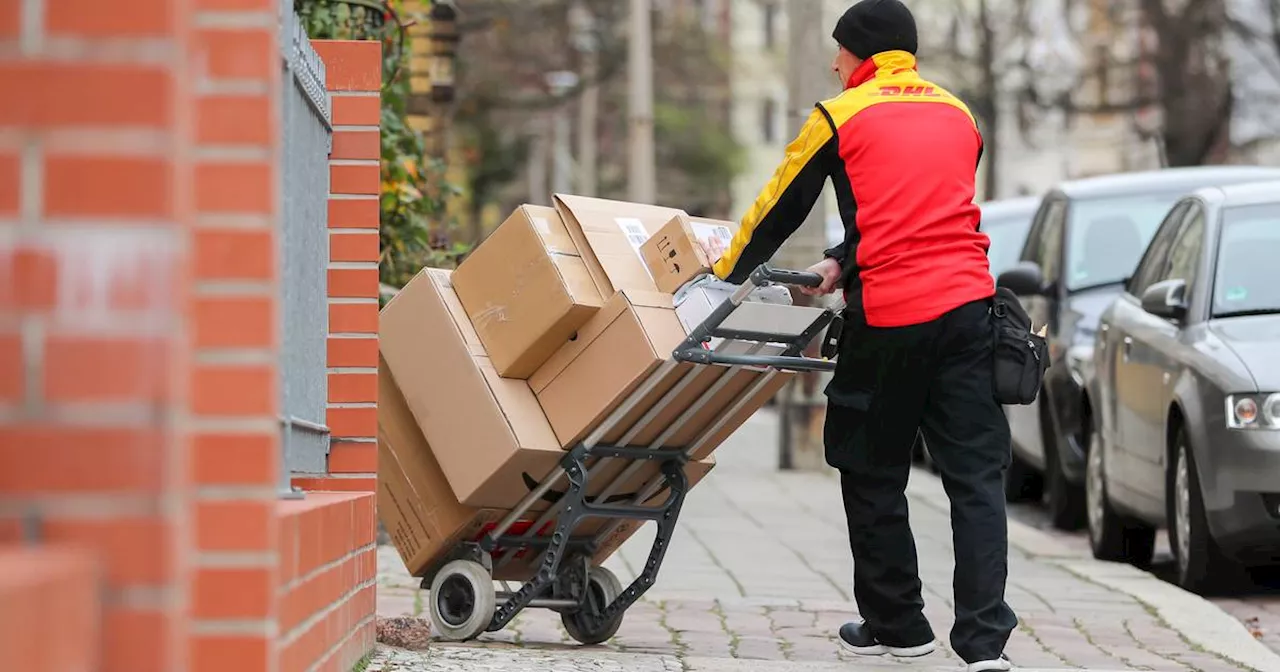 Kölner schnappt sich Paket und rennt los – Mitarbeiter springt auf Motorhaube