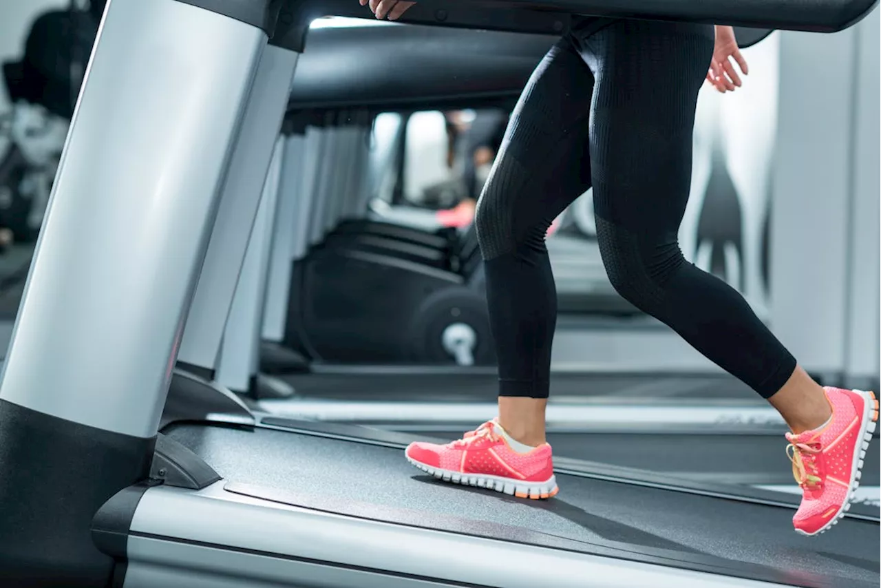 Marche inclinée : plus efficace que le jogging ? Comment incliner son tapis de course ?