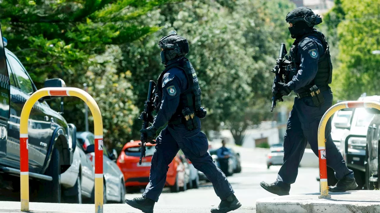 Major police operation sees riot squad surround Sydney unit with guns, chainsaw