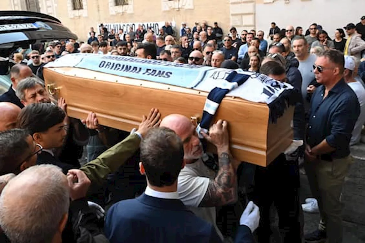 Addio Adamo Dionisi, ai funerali dell'attore di Suburra a Roma presenti colleghi e ultras