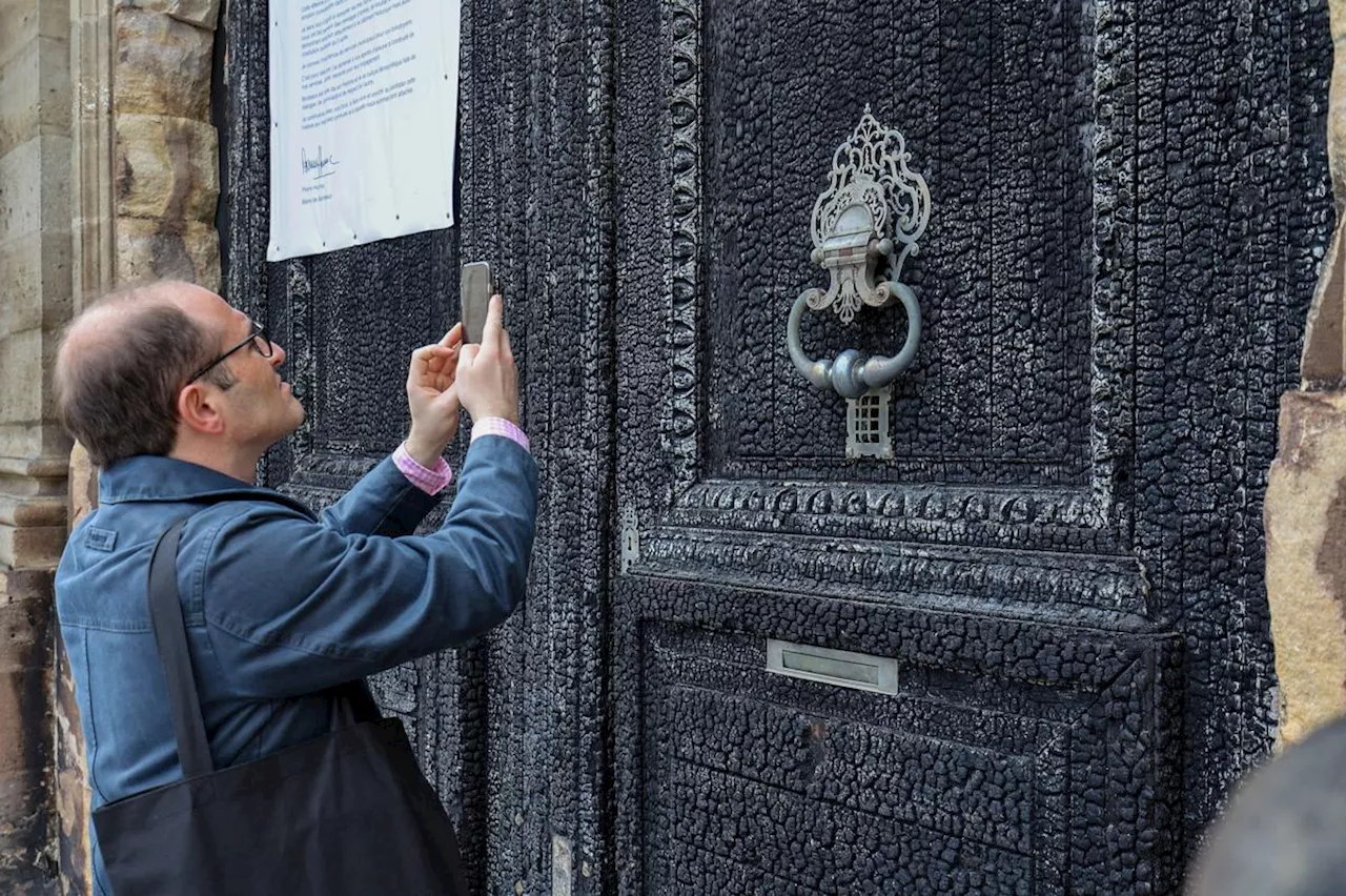 Œuvre artistique ou témoignage d’une dégradation ? La porte incendiée de la mairie de Bordeaux a fait l’objet d’une conférence