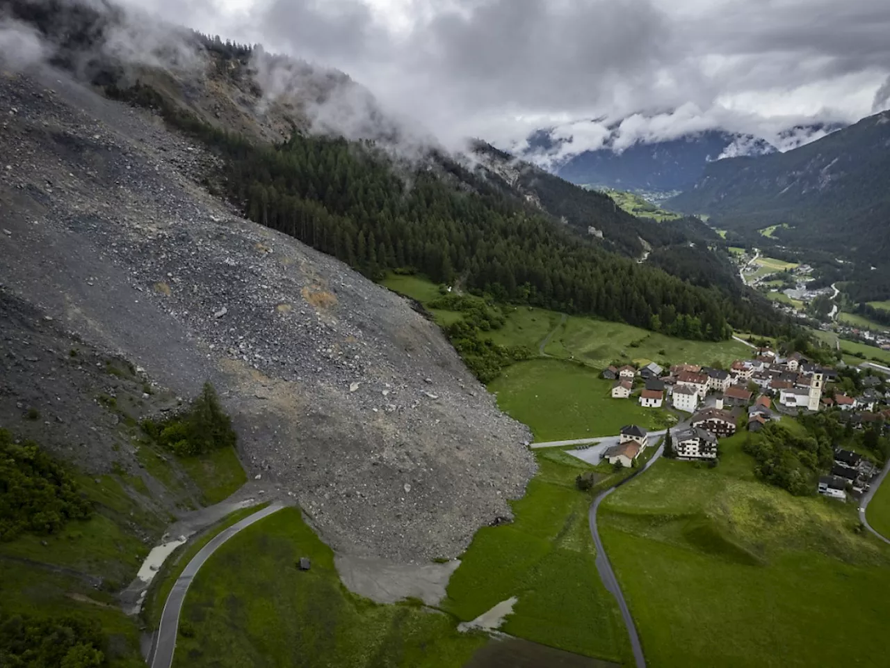 Forschende messen mit Glasfaserkabeln Felssturz von Brienz GR