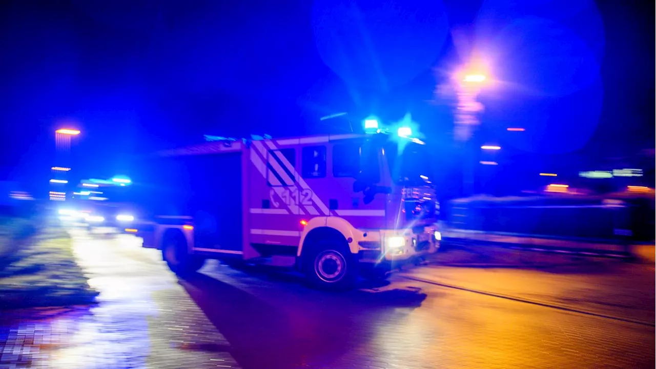 Fehlende Technik verzögert Löscharbeiten: Berliner Feuerwehr kämpft gegen Brand in einem Hochhaus in Marzahn