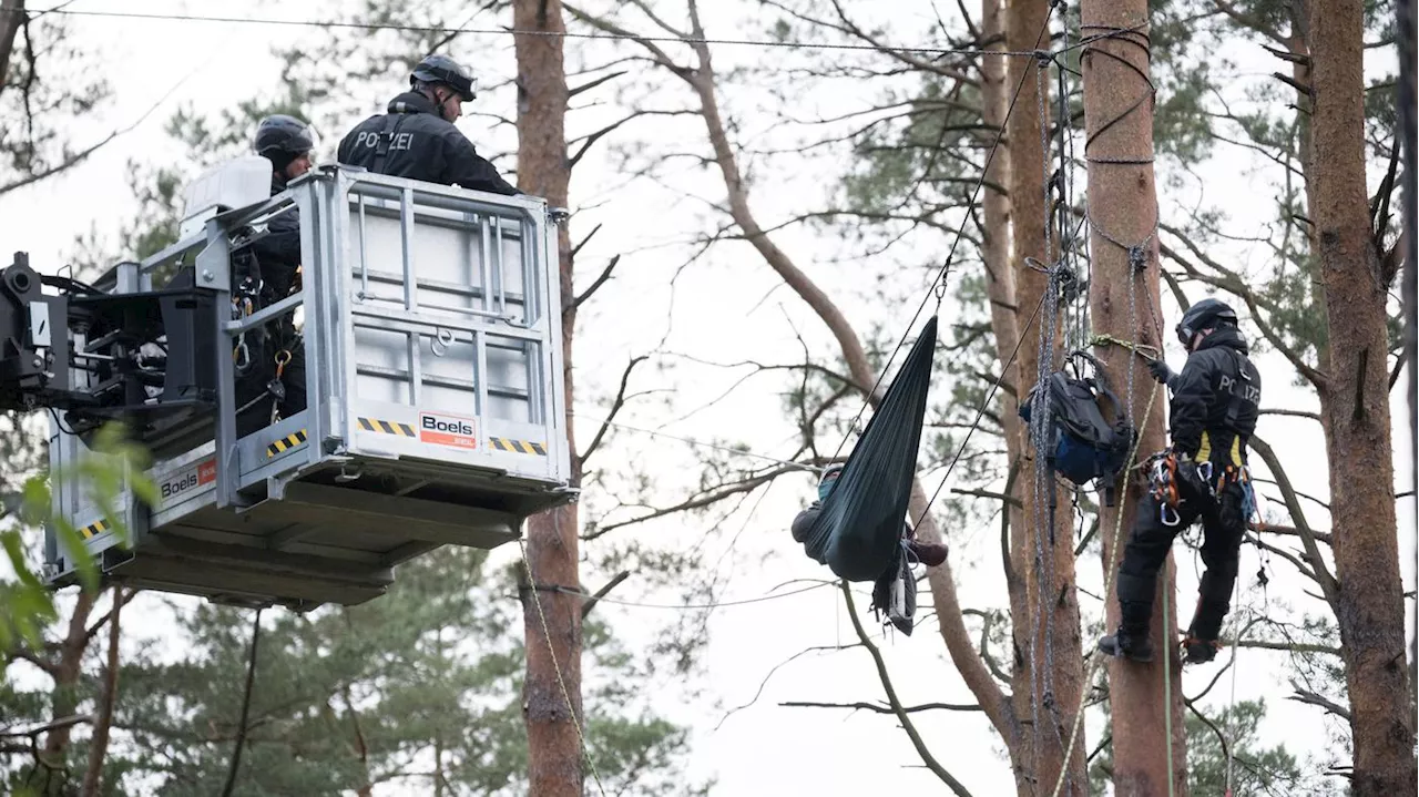 Protest in Grünheide: Aktivisten besetzen Bagger an der Tesla-Fabrik