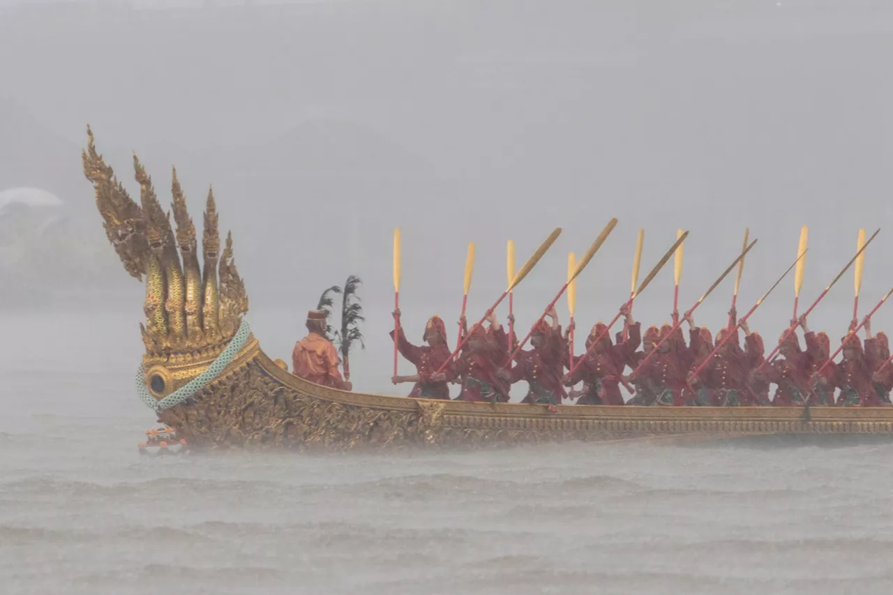 ชมภาพชุด กองทัพเรือซ้อมใหญ่ขบวนพยุหยาตราทางชลมารค โดนฝนถล่มต้องยุติกลางคัน