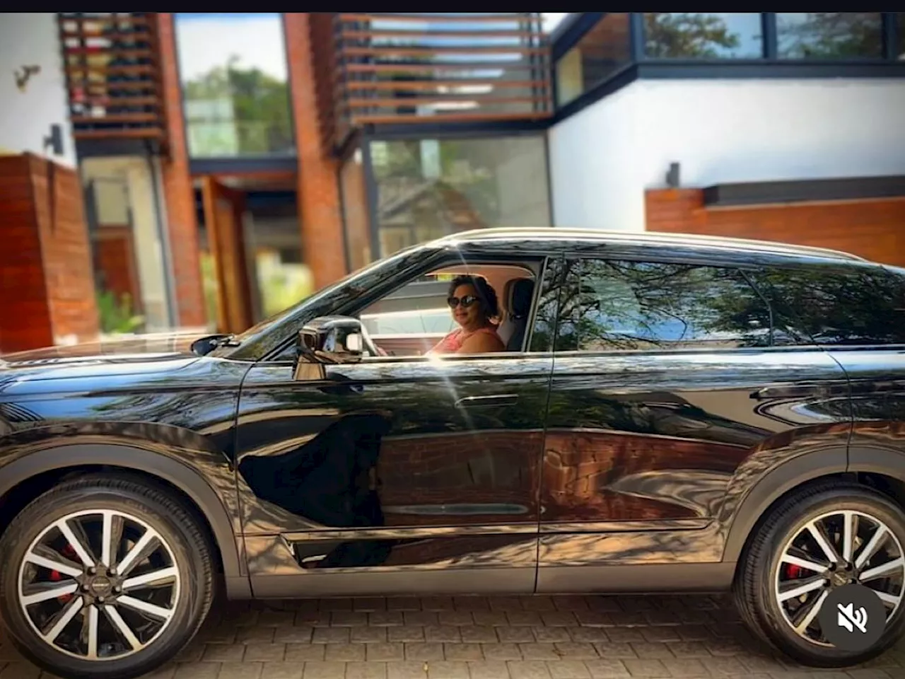 Minnie Dlamini’s generous gift: A new car for her mother [photo]