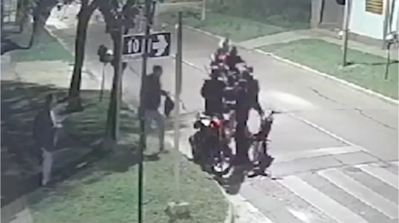 Video: el desesperante momento en que más de 100 motoqueros atacaron a un joven para robarle