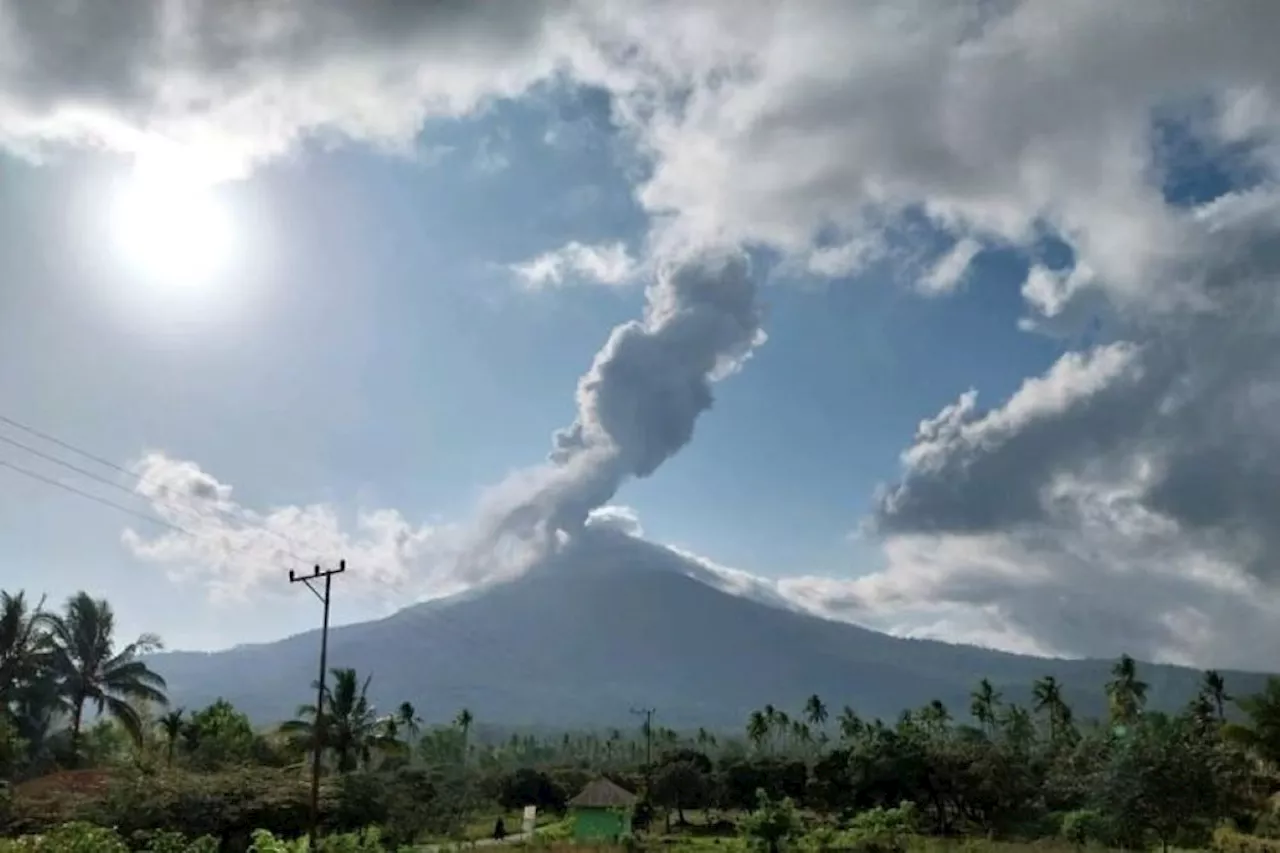 Gunung Lewotobi Laki-laki meletus, ribuan rumah rosak