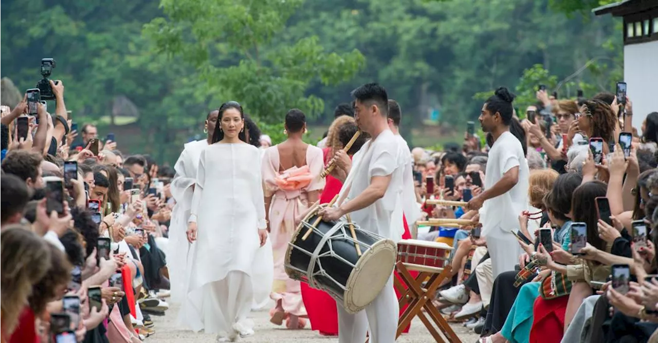 Ao ar livre e com tambores, Fernanda Yamamoto encerra SPFW celebrando o Japão