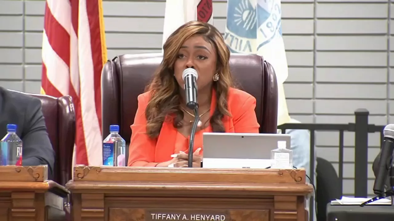 Cook County sheriff's deputies trying to serve Dolton Mayor Tiffany Henyard with eviction papers