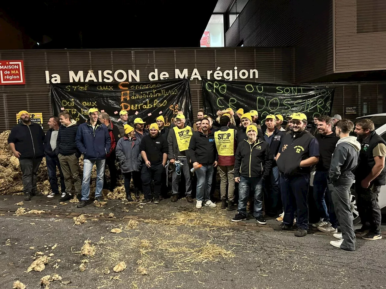 Benne de laine, bâches et mannequin pendu : les agriculteurs de l'Aveyron expriment (aussi) leur colère