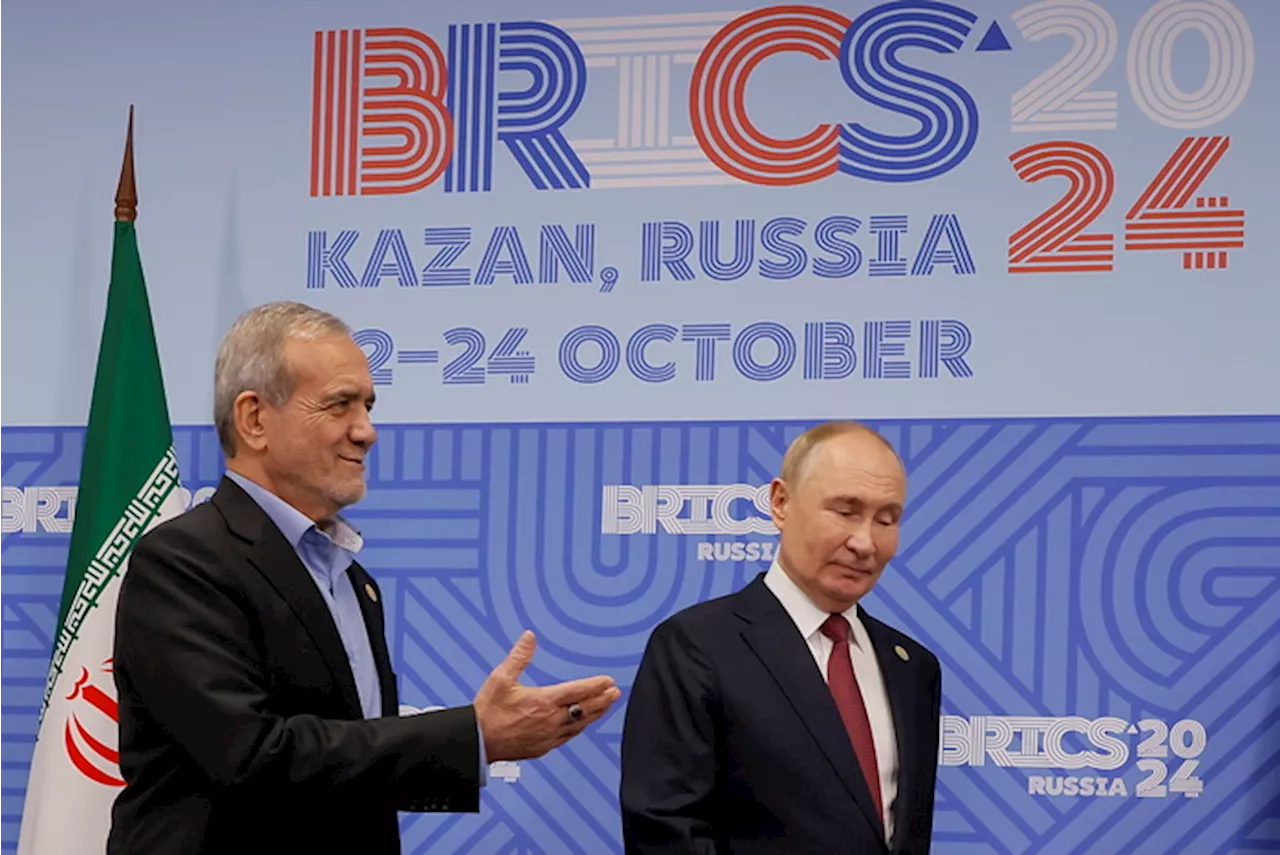 Brics: il presidente iraniano Masoud Pezeshkian con Putin