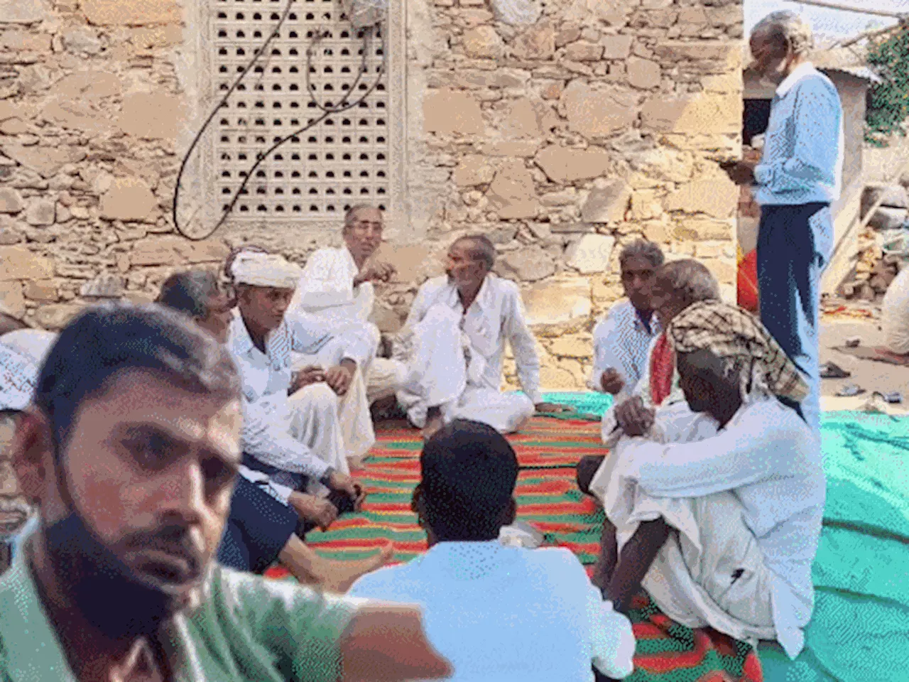 बेटे के इलाज के लिए गिरवी रखी 3 बीघा जमीन: बच नहीं सका; महाराष्ट्र से शव आया तो पिता ने बकरियां बेचकर चुकाय...