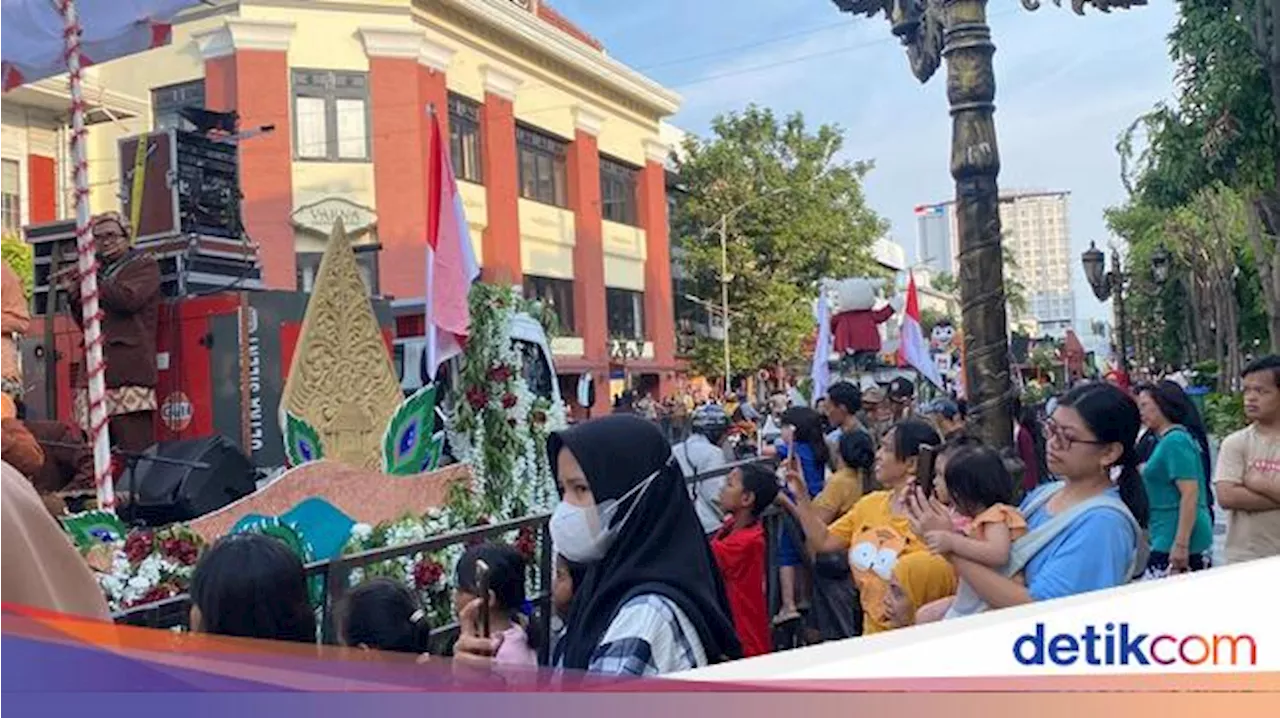 Antusiasme Warga Surabaya Saksikan Kirab Maskot Pilkada 2024