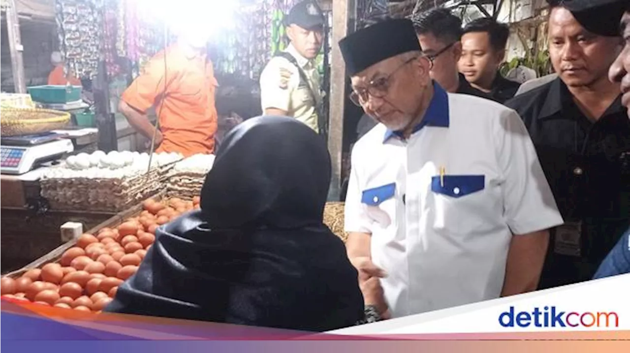 Senyum Pedagang Telur Pasar Cikurubuk Saat Dapat Penglaris dari Syaikhu