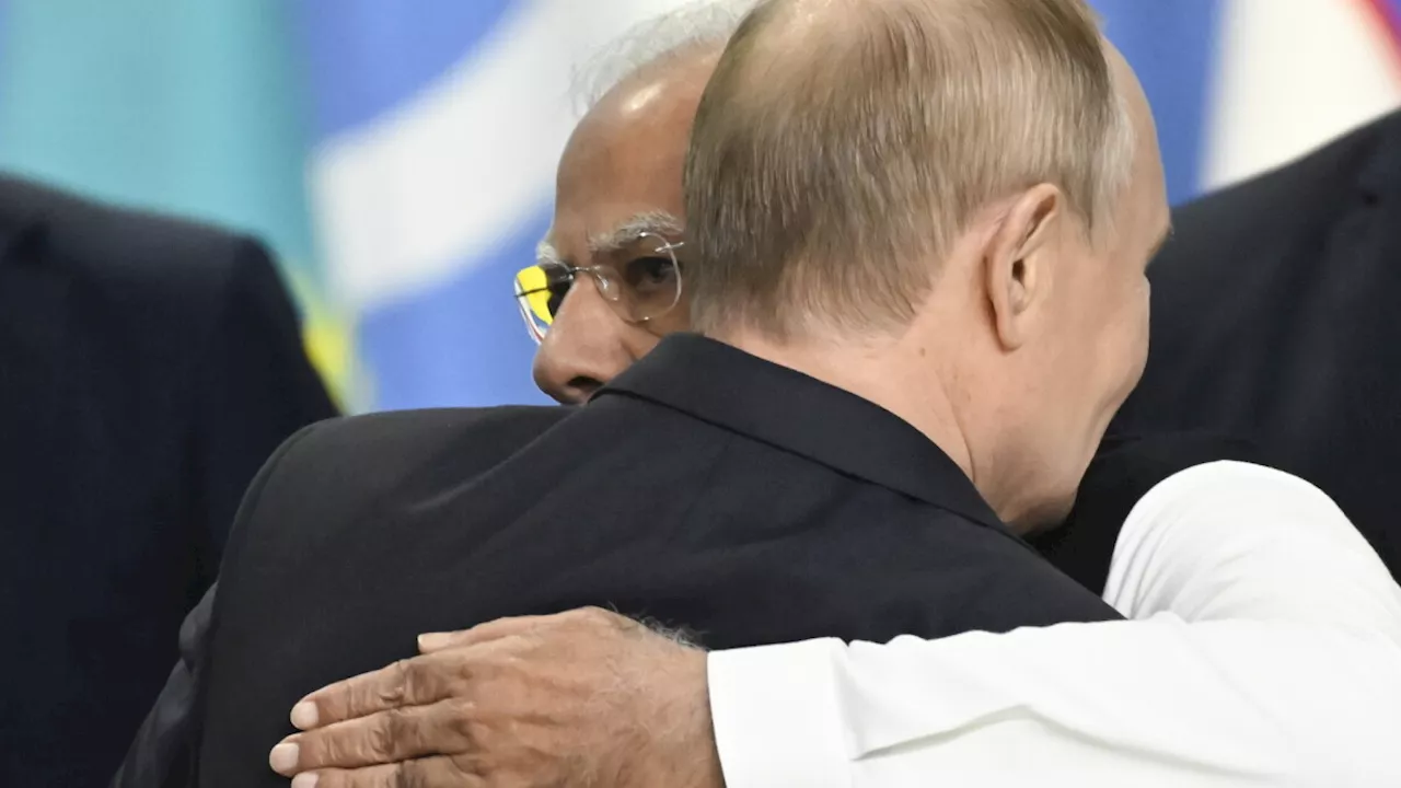 Putin får kram af Modi til topmøde: 'Han viser, at Rusland ikke er isoleret'