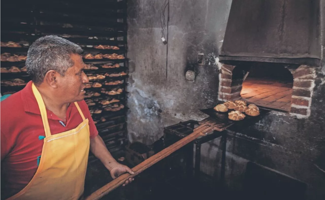 Preservan tradición de hornear el Pan de Muerto artesanalmente