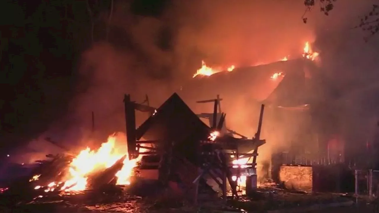 Fire tears through 6 homes in Chicago Heights