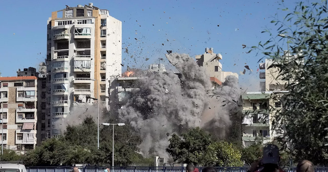 Le foto e i video di un missile israeliano che distrugge un palazzo a Beirut