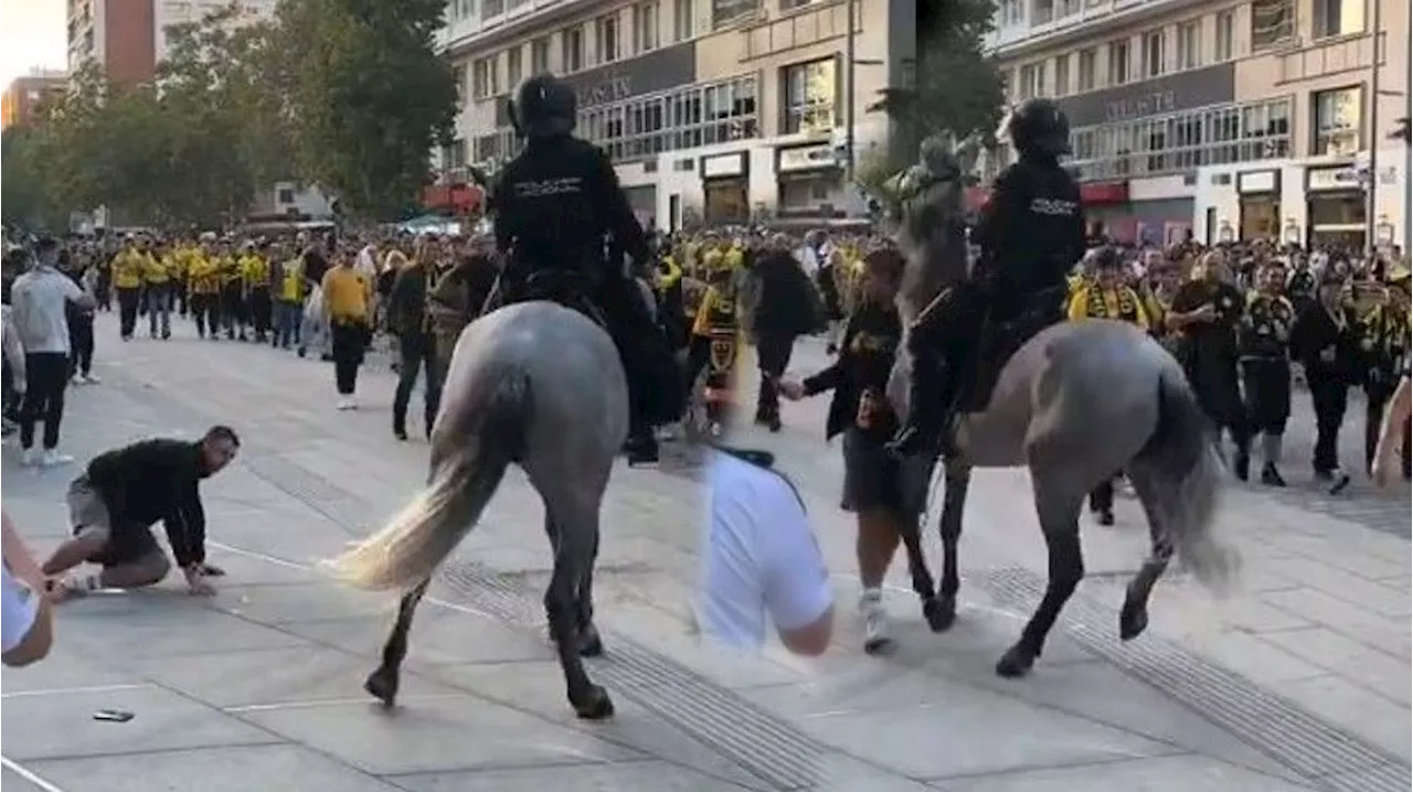 Un policía a caballo arrolla a un aficionado del Dortmund durante la previa del partido ante el Real Madrid