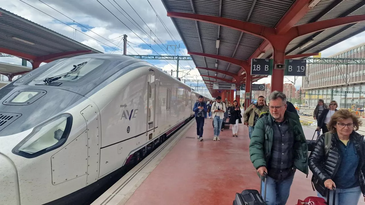 Renfe recibe otro de los trenes Avril de Talgo que llegan con retraso en pleno asalto de Sidenor por el fabricante