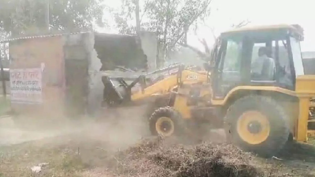 Bulldozer Action: एमडीए की बुलडोजर कार्रवाई से अमरोहा में खलबली, बिना नक्शे की प्लॉटिंग कराई ध्वस्त