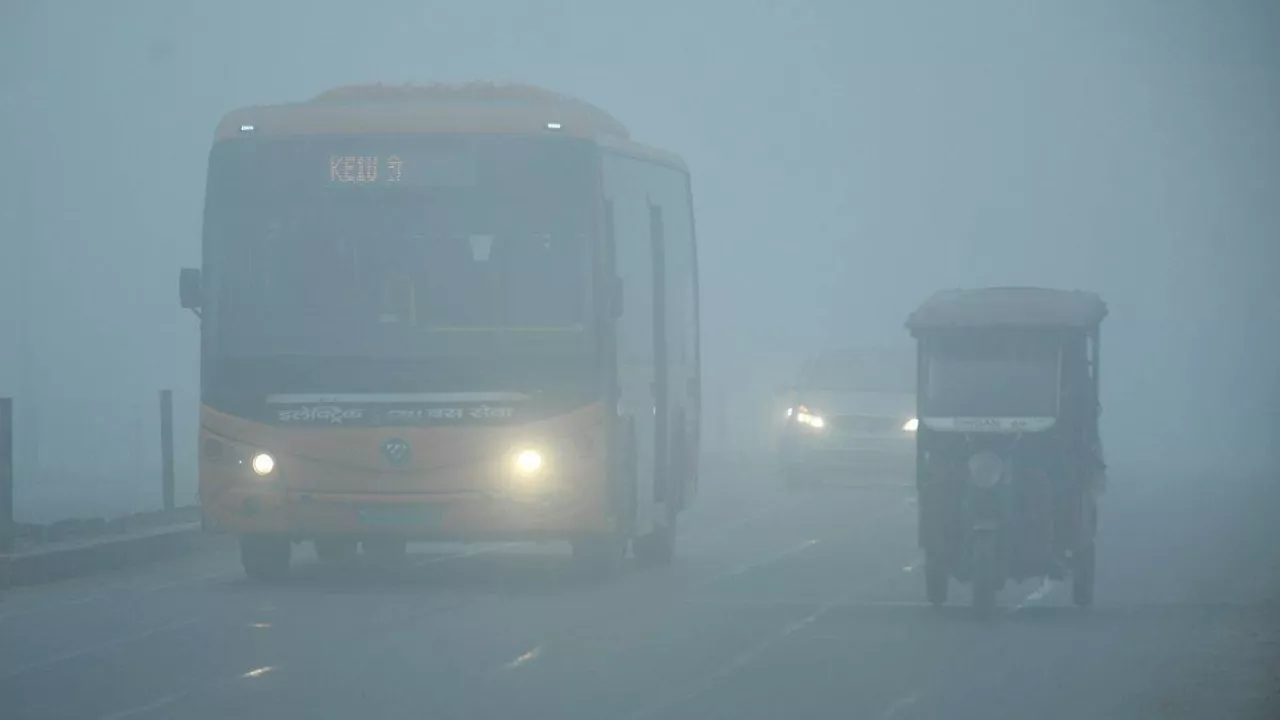 UP Weather Update: दो दिन बाद तेजी से लुढ़केगा तापमान, दीपावली से पहले ही बढ़ेगी ठंड