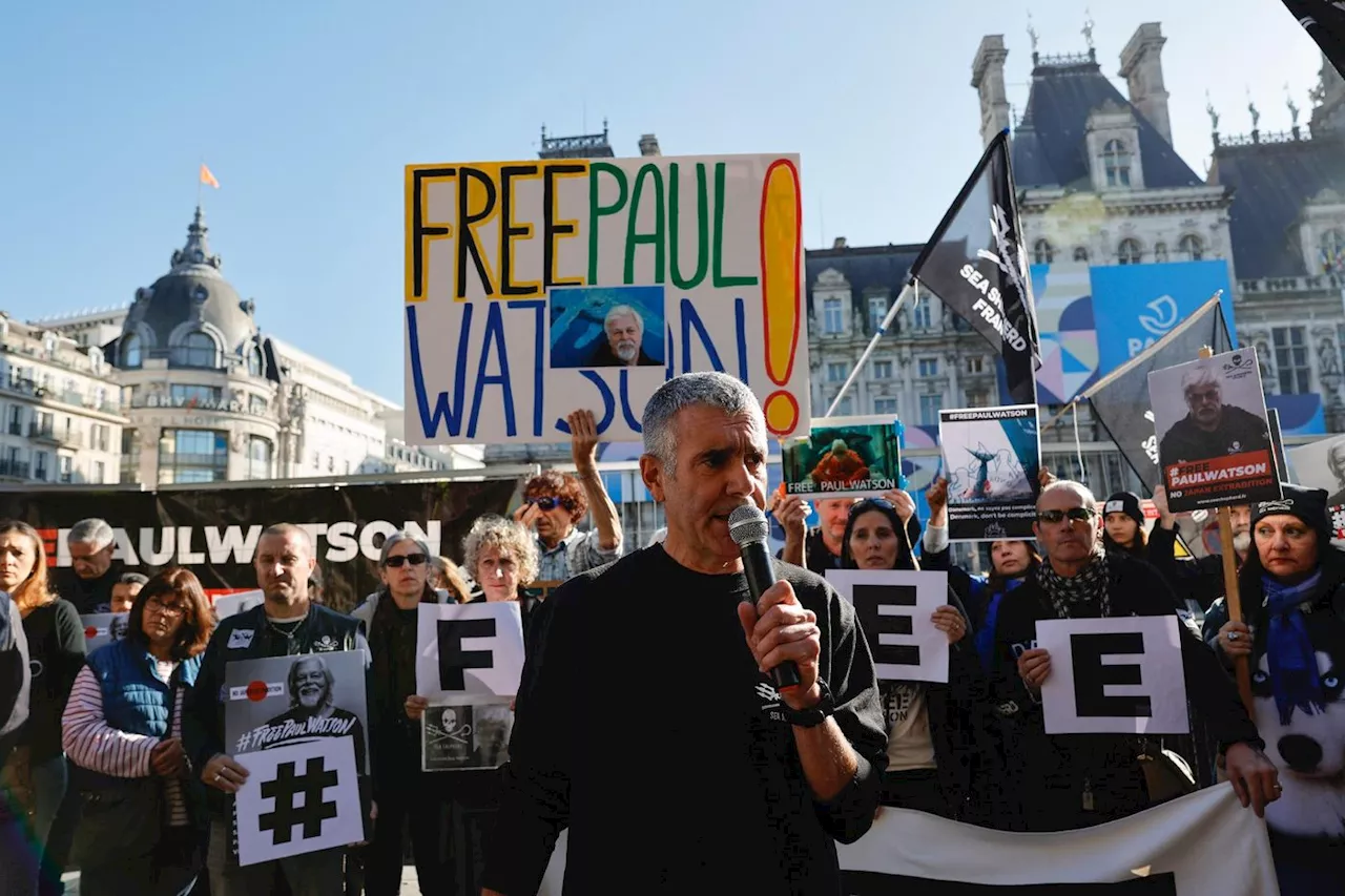 Des manifestants exigent à Paris la libération de l'écologiste Paul Watson