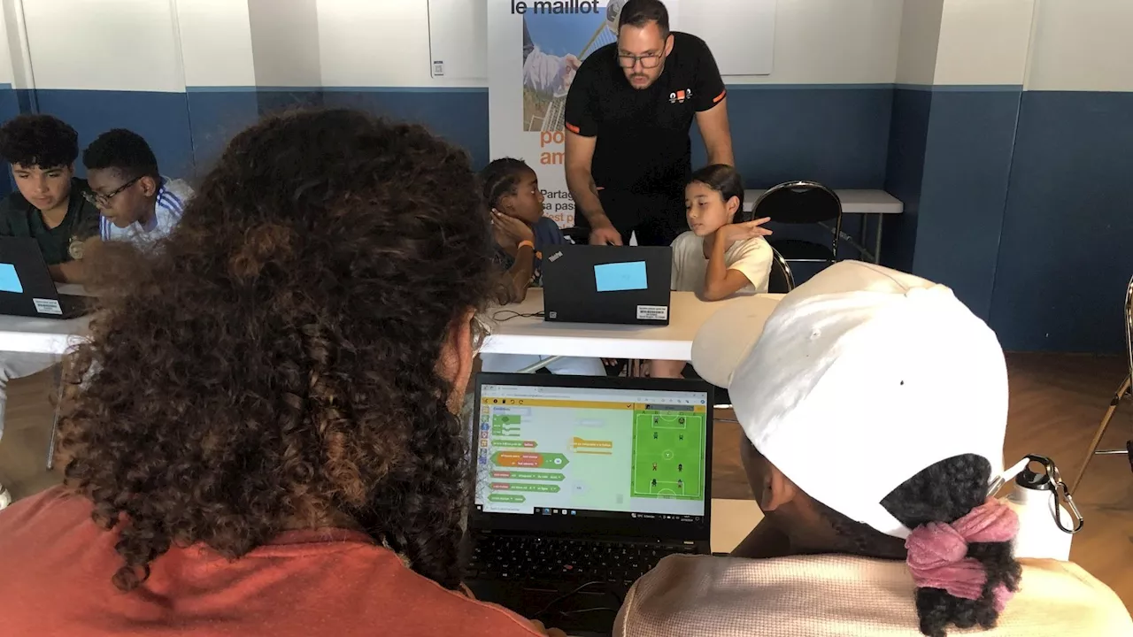 Au stade Vélodrome à Marseille, les minots apprennent à se méfier des écrans tout en jouant